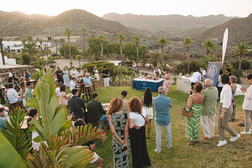 Despiece de un atún rojo al aire libre ante un grupo de invitados
