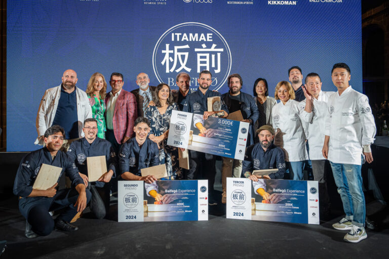Los premiados de una edición anterior de ITAMAE Balfegó, con el jurado y la organización, sosteniendo los carteles de primer, segundo y tercer premio.