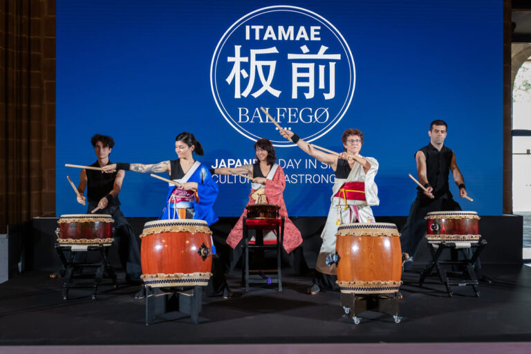 Cinco percusionistas de taiko con quimono durante su actuación en la gala de ITAMAE Balfegó.