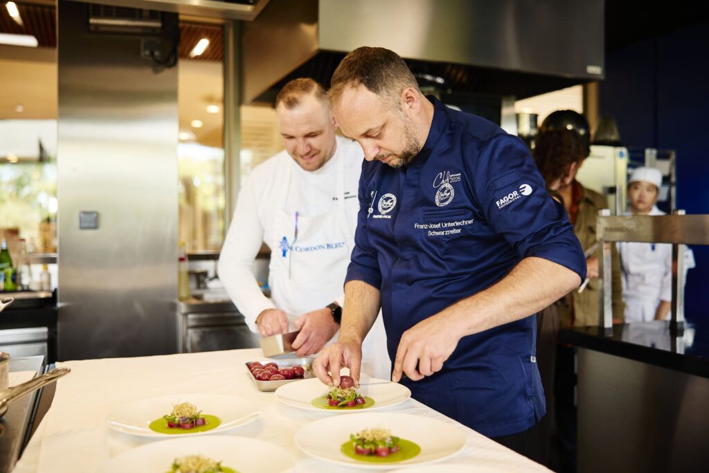 Semifinalistas emplatando en la cocina durante la semifinal de Chef Balfegó