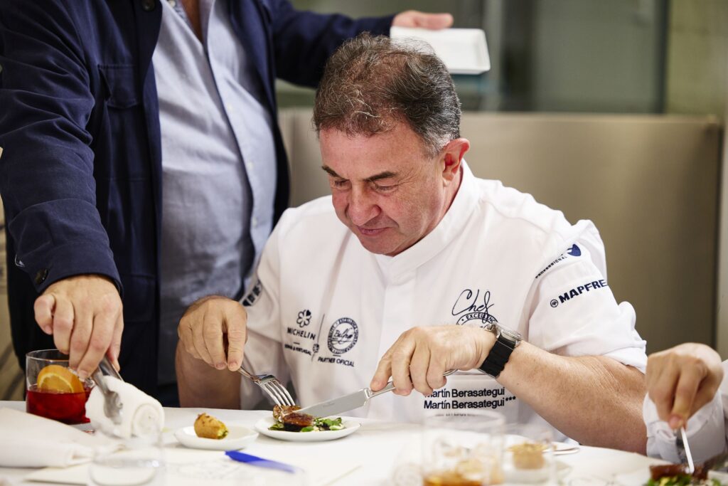 El jurado cata los platos en la gran final de Chef Balfegó en Madrid